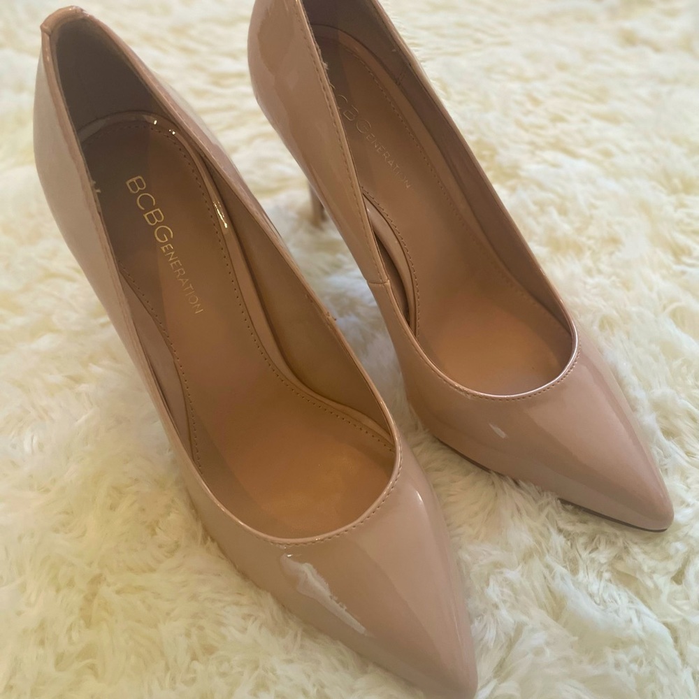NWOT BCBG size 8 B nude heels